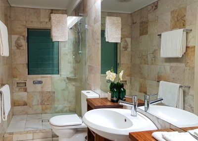 Sapphire Ridge twin bedroom 2 ensuite bathroom